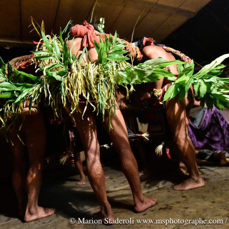 Reportage sur le  peuple  Mentawa  ou Hommes felurs en 